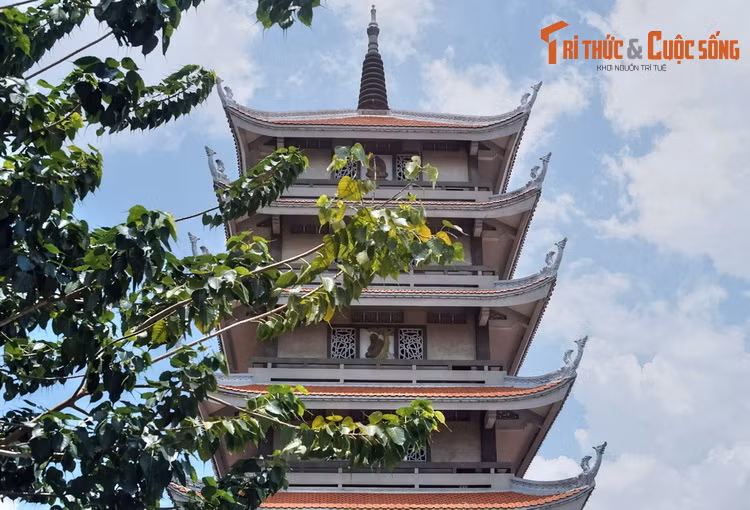 Đây là ngôi tháp đồ sộ thuộc hàng bậc nhất trong các ngôi bảo tháp của Phật giáo Việt Nam, đồng thời cũng được coi là một công trình tiêu biểu cho kiến trúc Phật giáo của người Việt thế kỷ 20.