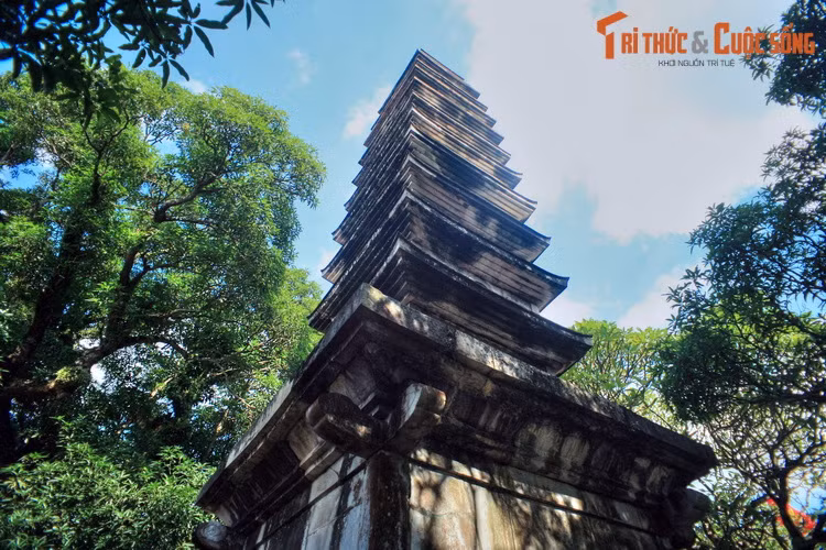 Theo sử sách, vua Trần Nhân Tông đã từng ca ngợi vẻ đẹp của tháp Phổ Minh bằng bốn câu thơ: “Sư về trong viện câu kinh vắng / Quán ở bên sông bóng nguyệt treo / Ba chục cung tiên cây tháp đặt / Trăm ngàn cõi Phật tiếng triều reo”.