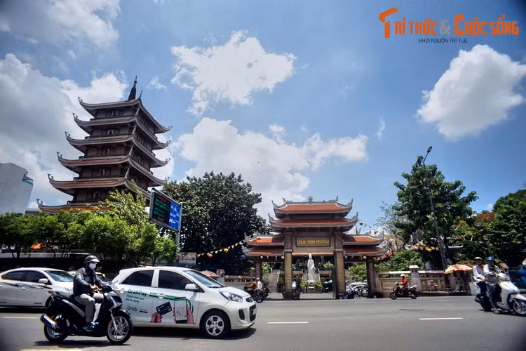 3. Nằm bên đường Nam Kỳ Khởi Nghĩa, tháp Quán Thế Âm của chùa Vĩnh Nghiêm là hình ảnh ghi dấu vào tâm trí du khách trong và ngoài nước mỗi khi di chuyển giữa sân bay Tân Sơn Nhất và trung tâm TP. HCM. Tháp được xây dựng trong khoảng thời gian từ năm 1964-1971.