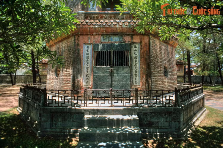 Cửa tháp thường xuyên khoá kín. Hằng năm, tháp chỉ mở chốc lát vào dịp Tết Nguyên đán và đại lễ Phật đản, với sự túc trực của người giữ phận sự. Bởi vậy, nội thất bảo tháp vẫn là điều "bí ẩn" của hầu hết mọi người...