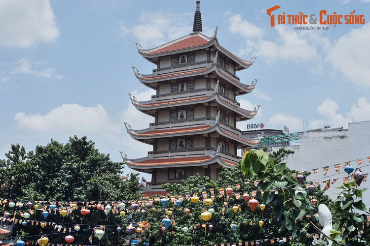 Các tầng của tháp Quán Thế Âm có bình diện hình vuông, mỗi cạnh rộng 6 mét. Đỉnh tháp có 9 bánh xe vòng tròn và hình khối tròn gọi là Long xa và Quy châu.