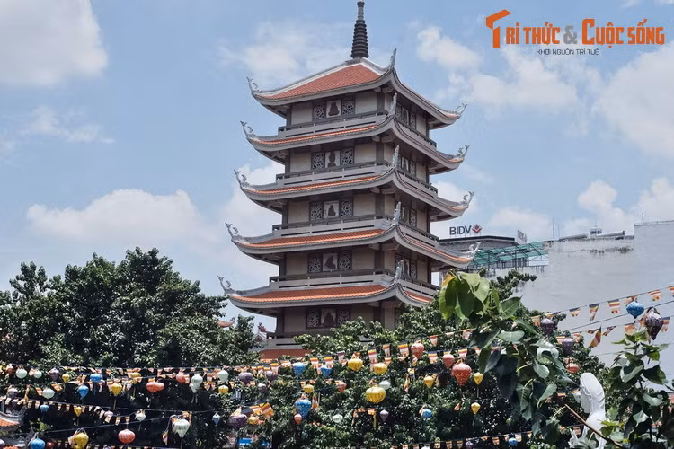 Các tầng của tháp Quán Thế Âm có bình diện hình vuông, mỗi cạnh rộng 6 mét. Đỉnh tháp có 9 bánh xe vòng tròn và hình khối tròn gọi là Long xa và Quy châu.