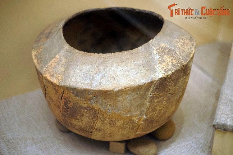 Cụm di tích mộ vò có quy mô lớn nhất được phát hiện ở Đồng Nai gồm 108 mộ, đều được chôn ở tư thế thẳng đứng. Các vò được bố trí thành nhóm hay dãy dài, phần đầu nổi lên nằm cách mặt đất khoảng 20-30 cm. Một số vò lớn kê những tảng đá lớn xung quanh đáy.