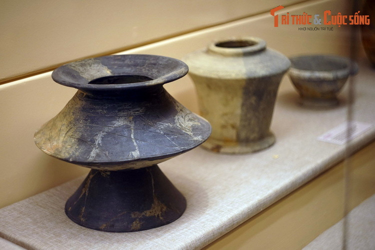 Trong mộ vò, di cốt người được phát hiện khá đầy đủ. Người chết được chôn theo tư thế ngồi bó gối hoặc hỏa táng rồi đưa di cốt vào vò. Nhiều đồ tùy táng được chôn bên trong hoặc ngoài mộ gồm đồ dùng sinh hoạt, công cụ sản xuất, vũ khí và đồ trang sức… trong đó phổ biến là đồ gốm.