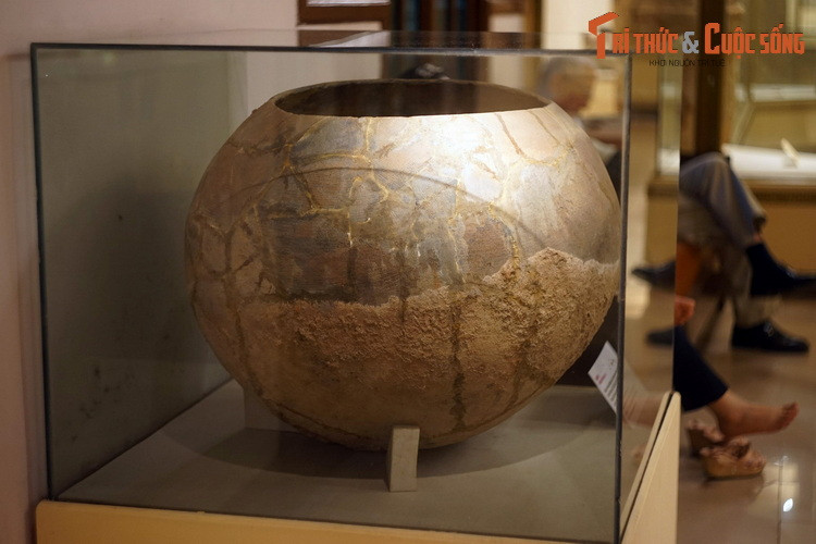 Vò mai táng của cư dân văn hóa Đồng Nai được làm bằng đất sét khai thác tại địa phương, có kích thước lớn, đủ để chứa thi hài một người chết. Kiểu dáng của các mộ vò không đồng nhất, như hình cầu, thân hình trụ tròn đáy hình cầu...