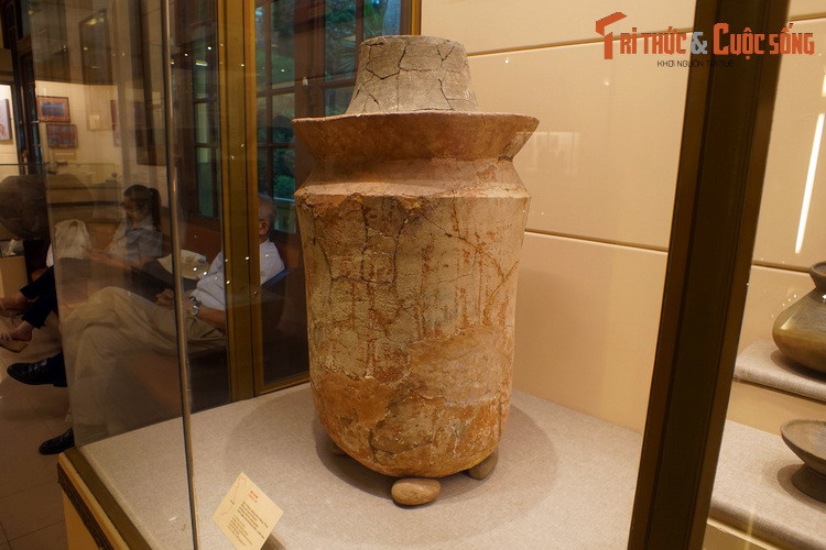 Mộ chum Sa Huỳnh đa dạng về kích thước và kiểu dáng như: chum hình trụ, chum hình trứng, chum trung gian giữa hình trụ và hình trứng, chum hình cầu, chum lồng nhau... Kích thước chum cũng khá đa dạng, chum lớn nhất có chiều cao tới 1,8m, đường kính một mét.