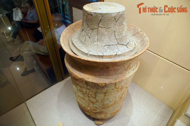 Các hình thức mai táng gắn với mộ chum rất đa dạng, gồm cải táng, hoả táng, hung táng trẻ em và mộ tượng trưng. Trong mộ chum bao giờ cũng có đồ tuỳ táng gồm đồ gốm, công cụ đá, công cụ sắt, đồng và đồ trang sức...