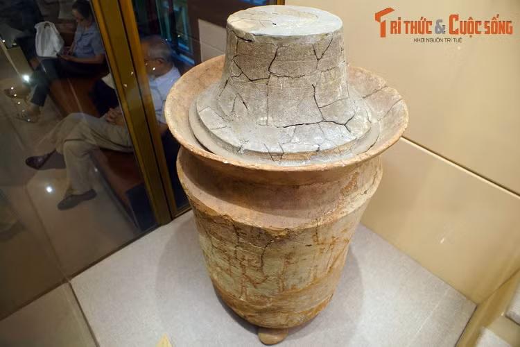 Các hình thức mai táng gắn với mộ chum rất đa dạng, gồm cải táng, hoả táng, hung táng trẻ em và mộ tượng trưng. Trong mộ chum bao giờ cũng có đồ tuỳ táng gồm đồ gốm, công cụ đá, công cụ sắt, đồng và đồ trang sức...