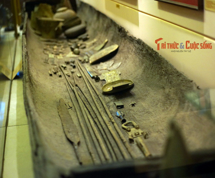 Đặc biệt, trong mộ chứa 107 đồ tùy táng, kỷ lục về số lượng đồ tùy táng trong một ngôi mộ Đông Sơn. Các loại hình đồ tùy táng trong mộ rất phong phú, gầm vũ khí, công cụ lao động, đồ dùng sinh hoạt, nhạc cụ...