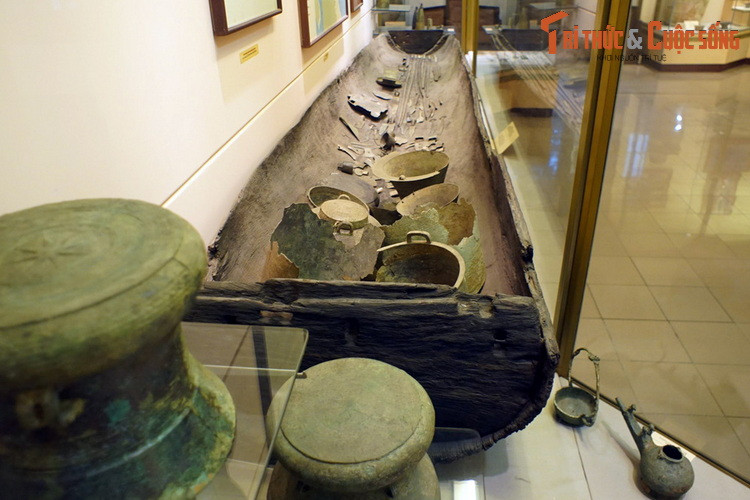 Mộ làm bằng thân cây khoét rỗng, có chiều dài 476 cm, rộng 77 cm, dày 6 cm, sâu 39 cm, là ngôi mộ lớn và nguyên vẹn nhất trong số những mộ thuyền Đông Sơn đã phát hiện ở Việt Nam.