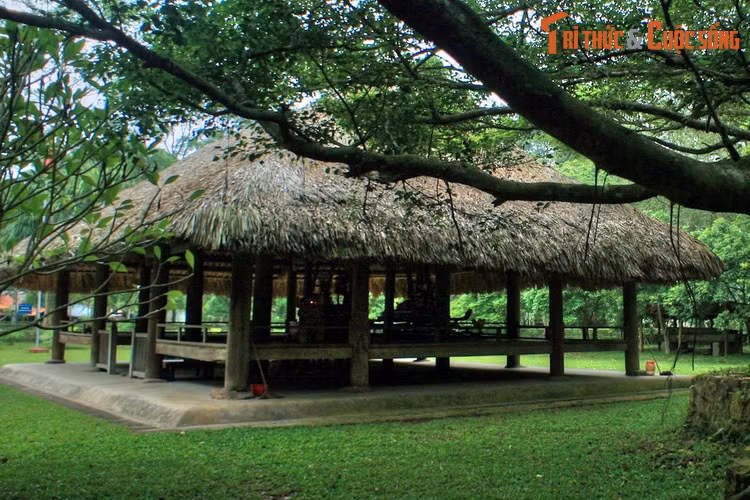 Thay mặt Uỷ ban, Bác Hồ đọc lời tuyên thệ: “…Trước lá cờ thiêng liêng của Tổ quốc, chúng tôi nguyện kiên quyết lãnh đạo nhân dân tiến lên, ra sức chiến đấu chống quân thù giành lại độc lập cho Tổ quốc. Dù phải hi sinh đến giọt máu cuối cùng, quyết không lùi bước. Xin thề”.