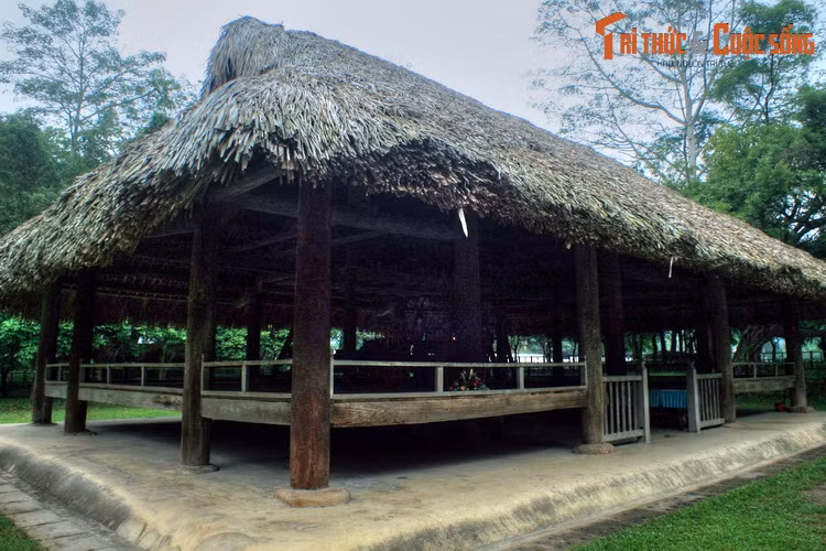  Lệnh tổng khởi nghĩa được thông qua, và Uỷ ban Dân tộc giải phóng được bầu ra bằng phiếu kín gồm 10 vị. Bác Hồ được bầu làm Chủ tịch Uỷ ban. Sáng ngày 17/8/1945, Uỷ ban đã ra mắt quốc dân và làm lễ tuyên thệ trước sự chứng kiến của các đại biểu Đại hội và đồng bào địa phương.