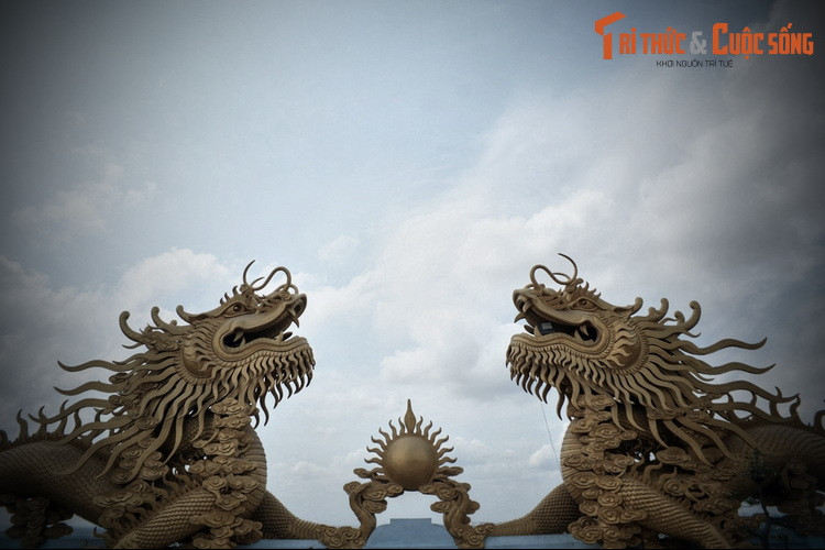 Không chỉ thờ Phật, chùa còn là nơi thờ các vị thần trong tín ngưỡng dân gian như Thiên Thủ Thiên Nhãn, Linh Sơn Thánh Mẫu, Diêu Trì Kim Mẫu, Ngũ Hành Nương Nương và Ngọc Hoàng Thượng đế...