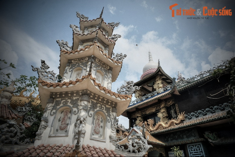 Trong một lần lời qua tiếng lại, người chồng lỡ tay xô vợ xuống vực sâu khiến vợ chết thảm. Linh hồn người phụ nữ xấu số không siêu thoát, cứ lởn vởn trên núi. Lòng hận thù người đàn ông nhẫn tâm được trút vào các cặp đôi lên viếng chùa, khiến họ phải chia tay...