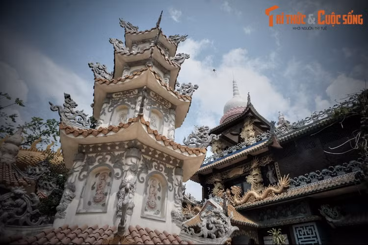 Trong một lần lời qua tiếng lại, người chồng lỡ tay xô vợ xuống vực sâu khiến vợ chết thảm. Linh hồn người phụ nữ xấu số không siêu thoát, cứ lởn vởn trên núi. Lòng hận thù người đàn ông nhẫn tâm được trút vào các cặp đôi lên viếng chùa, khiến họ phải chia tay...