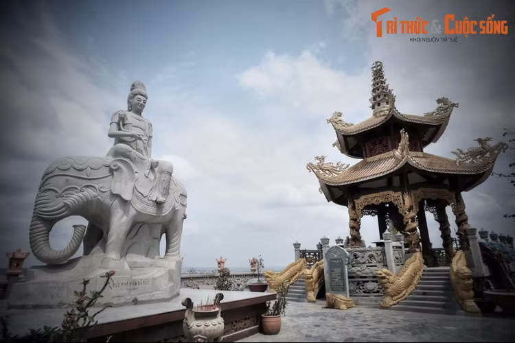 “...Người dân trước kia đều sống cách chùa vài km, đường lên chùa vô cùng khó khăn. Nếu thế liệu có đôi vợ chồng sinh sống trên núi như chuyện kể hay không”.