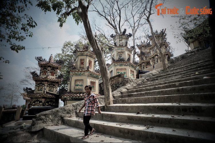 Trong một bài viết trên báo Người Lao Động năm 2018, sư trụ trì Thiện Minh đã bác bỏ câu chuyện trên. Ông cho biết: “Tôi có nghe lời đồn nhưng thấy vô lý bởi lúc mới lập tự, khu vực quanh núi Châu Thới không có bất cứ gia đình nào sinh sống...”.