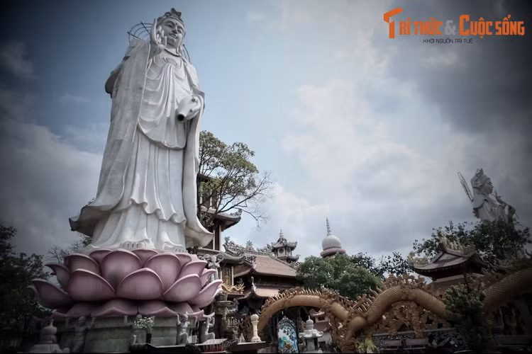 Trên nhiều diễn đàn mạng, giới trẻ thường truyền tai nhau rằng, các cặp đôi tới chùa rất dễ chia tay, vì vậy, ngôi chùa còn có tên gọi là chùa “sát” tình duyên...