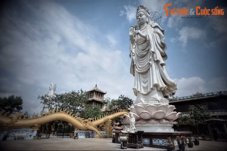 Được biết, chùa Châu Thới thành lập năm 1612 bởi thiền sư Khánh Long thuộc thiền phái Bắc Tông. Ngày nay, chùa gồm một quần thể kiến trúc độc đáo và đa dạng, được xây dựng vào những thập niên gần đây.