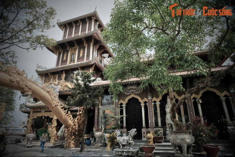 Bên cạnh vẻ đẹp kiến trúc và cảnh quan thiên nhiên hấp dẫn, ngôi chùa này còn được biết đến với một lời đồn kỳ lạ. Theo đó, những cặp đôi yêu nhau tới đây sẽ bị tan vỡ tình cảm.