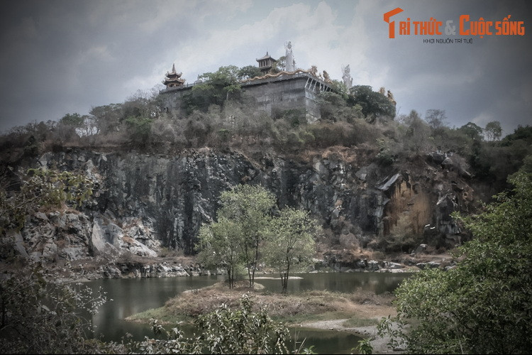 Nằm trên đỉnh một núi đá cao 82 mét ở địa phận thị xã Dĩ An, cách trung tâm TP HCM khoảng 25 km, chùa Núi Châu Thới là một trong những di tích lịch sử - danh lam thắng cảnh nổi tiếng nhất tỉnh Bình Dương.