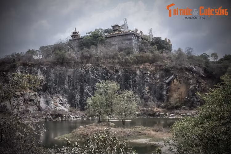 Nằm trên đỉnh một núi đá cao 82 mét ở địa phận thị xã Dĩ An, cách trung tâm TP HCM khoảng 25 km, chùa Núi Châu Thới là một trong những di tích lịch sử - danh lam thắng cảnh nổi tiếng nhất tỉnh Bình Dương.