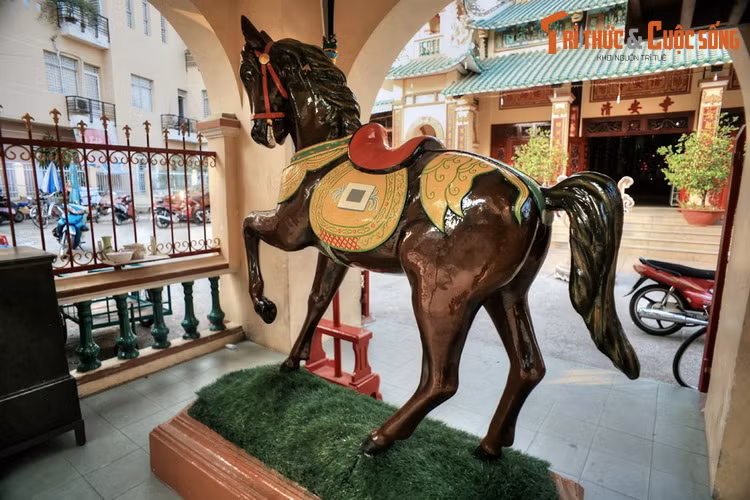 Chùa được khởi dựng vào năm 1868, ban đầu chỉ là một ngôi miếu nhỏ tên Thanh An cung, về sau đổi thành Thanh An tự - tên gọi chính thức của chùa. Công trình đã trải qua nhiều lần trùng tu để có diện mạo như ngày nay.