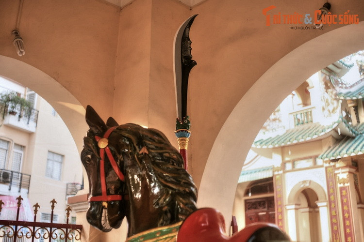 Trong lần đại trùng tu năm 1930, khi xây cổng chùa, ông Vinh đề xuất dựng tượng ngựa Xích Thố và thanh long đao trấn cổng chùa, vì vị thần được thờ phụng từ xưa ở nơi đây là Quan Công.