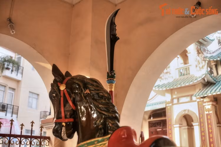 Trong lần đại trùng tu năm 1930, khi xây cổng chùa, ông Vinh đề xuất dựng tượng ngựa Xích Thố và thanh long đao trấn cổng chùa, vì vị thần được thờ phụng từ xưa ở nơi đây là Quan Công.