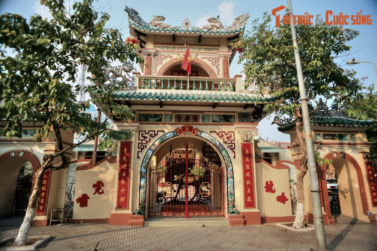 Chùa có một cổng tam quan bề thế hướng ra mặt đường. Điều kỳ lạ ở chỗ, cổng giữa của tam quan không phải lối đi mà được đặt một tượng ngựa cùng thanh đao dài. Mỗi lần viếng chùa, người dân địa phương thường chui qua bụng con ngựa này.