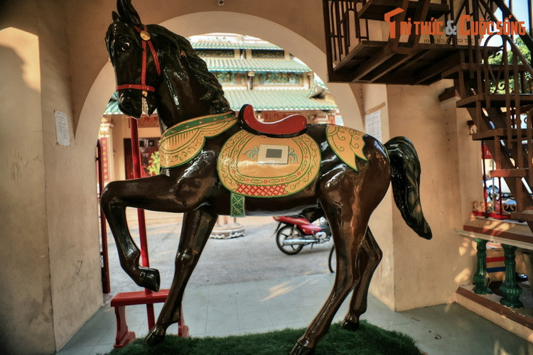Theo đó, vào năm 1920, ông Trần Hiển Vinh - một người nổi tiếng giàu có trong vùng - tiếp quản việc thờ phụng tại miếu Thanh An. Kể từ đó, ông Vinh đã tiến hành nhiều đợt trùng tu và chuyển đổi miếu thành một ngôi chùa.