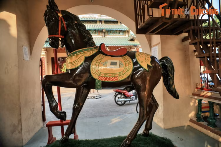 Theo đó, vào năm 1920, ông Trần Hiển Vinh - một người nổi tiếng giàu có trong vùng - tiếp quản việc thờ phụng tại miếu Thanh An. Kể từ đó, ông Vinh đã tiến hành nhiều đợt trùng tu và chuyển đổi miếu thành một ngôi chùa.