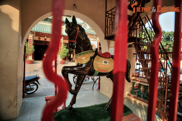 Theo tài liệu của Hội khoa học lịch sử tỉnh Bình Dương, thời xưa chùa vốn có tên là chùa Ông là vì đây là nơi chùa thờ Quan Thánh Đế Quân, chính là nhân vật Quan Công hay Quan Vân Trường ở Trung Hoa thời Tam Quốc.