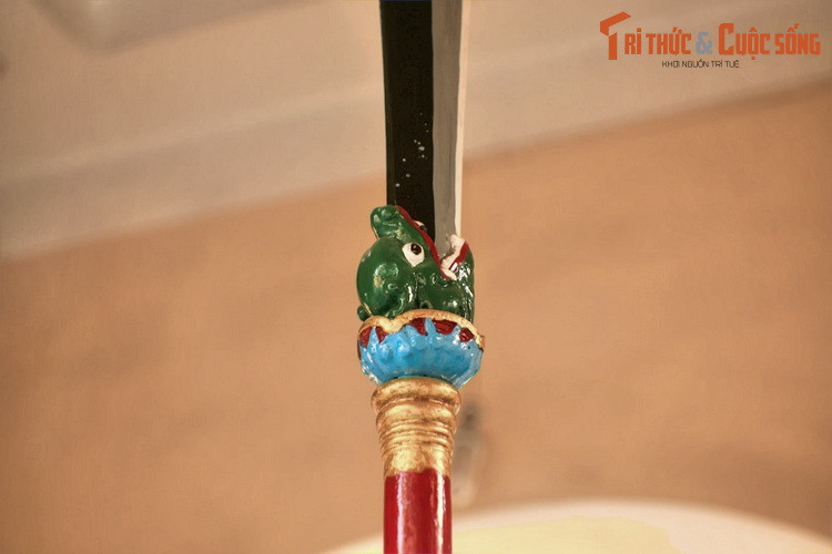 Do ngân khố đã cạn kiệt, ông Vinh đã phải đi vay mượn hơn 5.000 đồng tiền để xây tượng ngựa và cổng chùa. Từ đây cái tên chùa Ông Ngựa ra đời. Đồng thời, nhiều rắc rối này sinh khiến ông Vinh phải lao tâm khổ tứ.