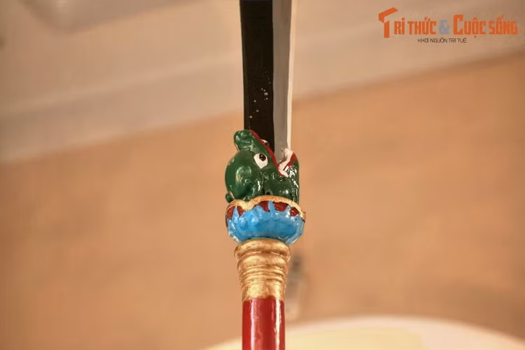 Do ngân khố đã cạn kiệt, ông Vinh đã phải đi vay mượn hơn 5.000 đồng tiền để xây tượng ngựa và cổng chùa. Từ đây cái tên chùa Ông Ngựa ra đời. Đồng thời, nhiều rắc rối này sinh khiến ông Vinh phải lao tâm khổ tứ.