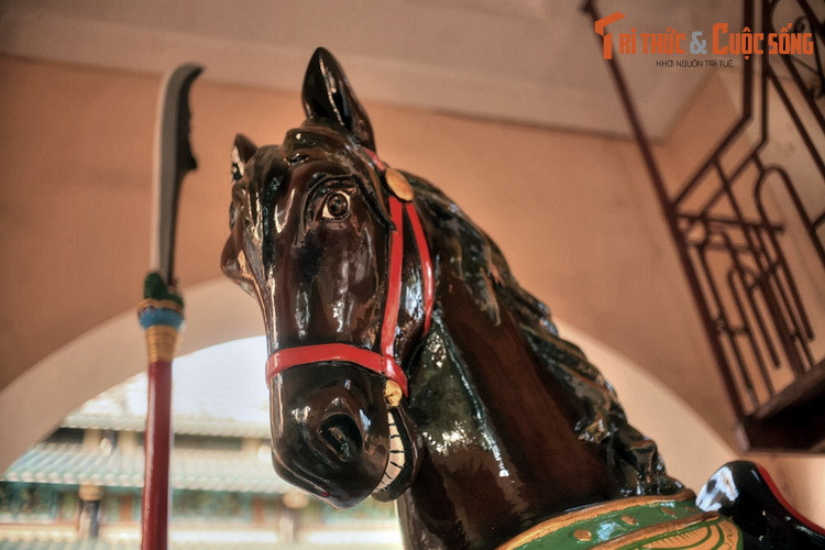 Bức tượng ngựa Xích Thố của chùa được làm bằng bê tông cốt thép, có kích cỡ tương đương một con ngựa thật, do một nghệ nhân người Huế chế tác từ cuối năm 1930. Phía sau bức tượng này là một câu chuyện lịch sử khá đặc biệt.