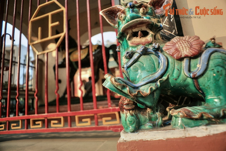 Sau khi tượng ngựa Xích Thố được dựng, quân Pháp nghi ngờ bên dưới bức tượng là nơi chôn giấu vũ khí nên nhiều lần kéo đến đòi phá tượng. Ông Vinh vừa phải thuyết phục, vừa phải "lót tay" những khoản hậu hĩnh chúng mới chịu buông tha.