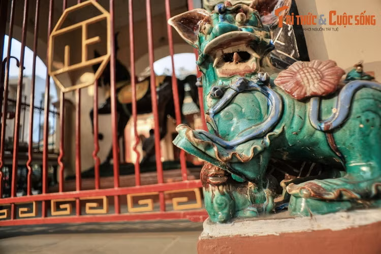 Sau khi tượng ngựa Xích Thố được dựng, quân Pháp nghi ngờ bên dưới bức tượng là nơi chôn giấu vũ khí nên nhiều lần kéo đến đòi phá tượng. Ông Vinh vừa phải thuyết phục, vừa phải "lót tay" những khoản hậu hĩnh chúng mới chịu buông tha.