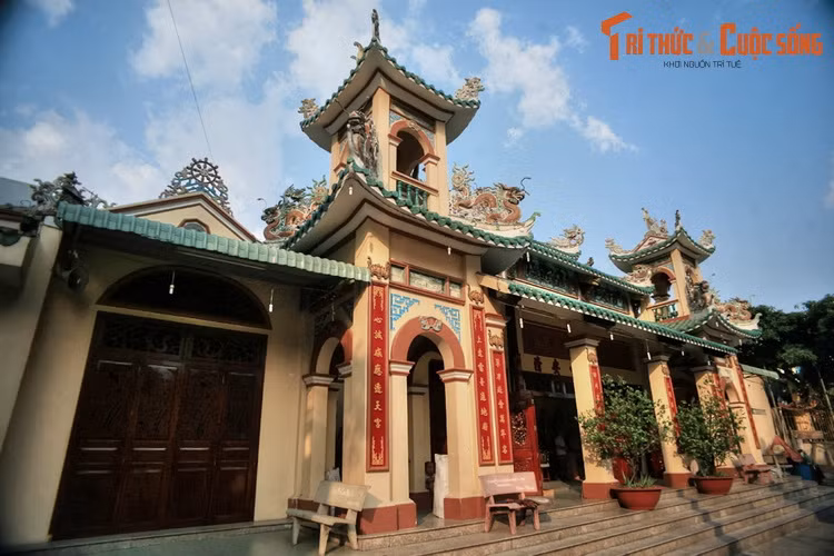 Nằm ở phường Phú Cường, TP Thủ Dầu Một, tỉnh Bình Dương, chùa Ông hay chùa Ông Ngựa là ngôi chùa nổi tiếng với tục thờ độc đáo và nét kiến trúc lạ, không gặp ở các chùa khác.