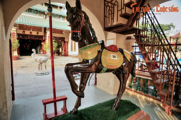 Dù bảo vệ được bức tượng ngựa, nhưng các khoản nợ của ông Vinh ngày càng chồng chất. Và phải đến 20 năm sau ông mới trả hết nợ. Khi trả xong nợ cũng là lúc ông qua đời ở độ tuổi lục tuần.