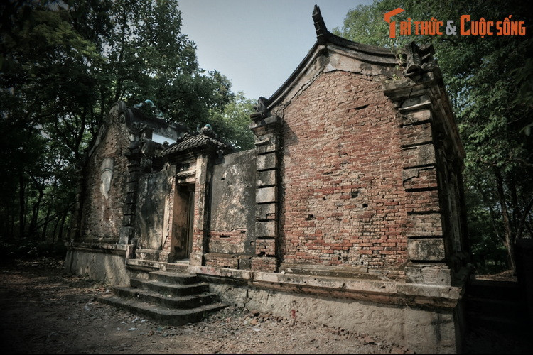 Theo một số tư liệu, khu lăng mộ này thuộc về ông Trần Văn Lân, người giàu nhất tỉnh Thủ Dầu Một xưa, nay là tỉnh Bình Dương.