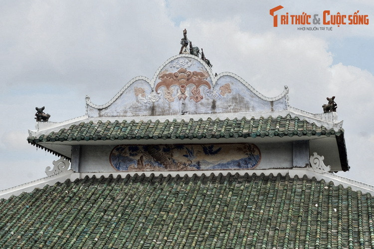 Cho rằng đây là tượng quý, chúng hì hục cậy ra, lấy dây buộc lại rồi dùng đòn khiêng xuống núi để mang về nước. Nhưng khi vừa khiêng đi được một đoạn đường ngắn, tượng Bà bỗng dưng nặng trĩu không thể nào nhấc lên được. Lũ giặc cướp đành phải bỏ lại.