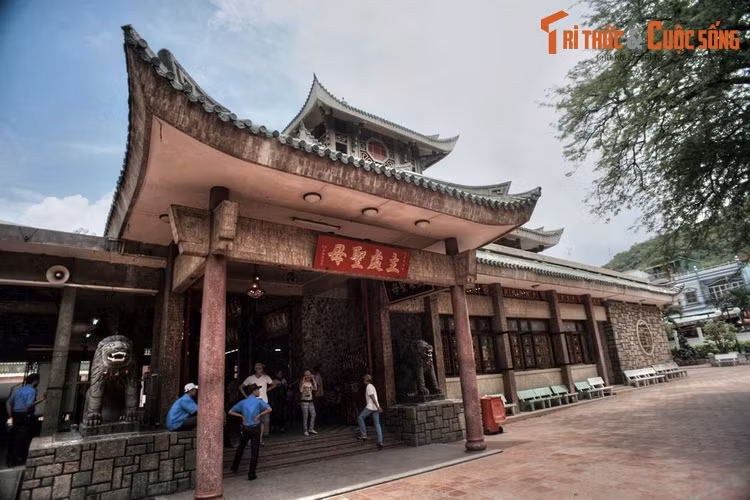 Sau đó, Bà thường hiện về trong mộng, chỉ bảo dân làng phải khiêng tượng xuống núi lập miếu thờ cúng. Bà sẽ phù hộ cho mưa thuận gió hòa, mùa màng bội thu, tránh được giặc cướp quấy phá, thoát khỏi dịch bệnh hoành hành.