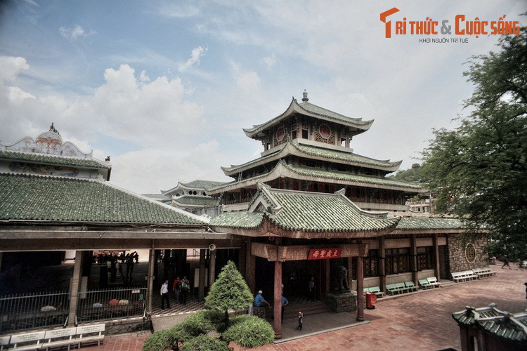 Khoảng năm 1820, quân Xiêm thường sang nước ta cướp phá. Mỗi khi giặc đến, người dân địa phương lại dắt díu nhau chạy lên núi lánh nạn. Có lần quân giặc đuổi theo, lên đến đỉnh núi Sam thì gặp tượng Bà.