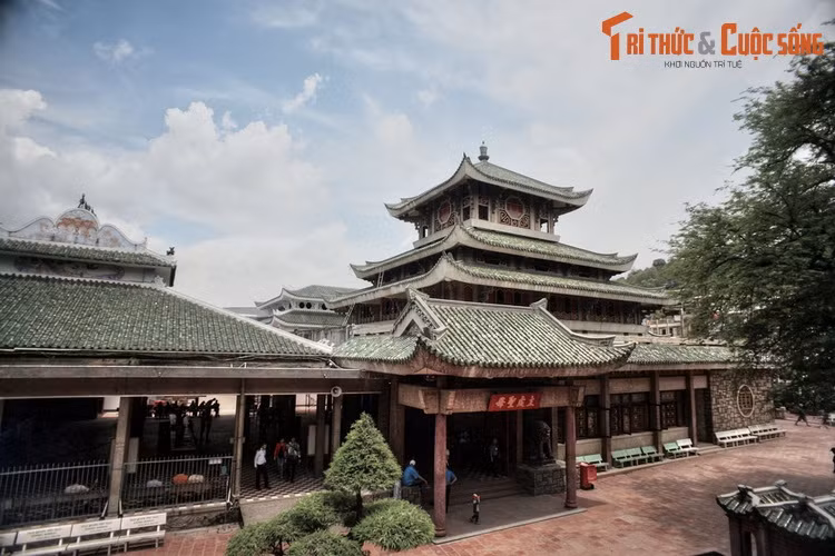 Khoảng năm 1820, quân Xiêm thường sang nước ta cướp phá. Mỗi khi giặc đến, người dân địa phương lại dắt díu nhau chạy lên núi lánh nạn. Có lần quân giặc đuổi theo, lên đến đỉnh núi Sam thì gặp tượng Bà.