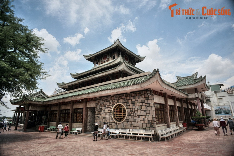 Theo truyền thuyết, trên đỉnh núi Sam từ rất lâu đã có một pho tượng cổ rất thiêng, được gọi là tượng Bà Chúa Xứ. Người dân trong vùng thường đến đây cầu khấn với niềm tin rằng sẽ được Bà phù trợ, cầu được ước thấy.