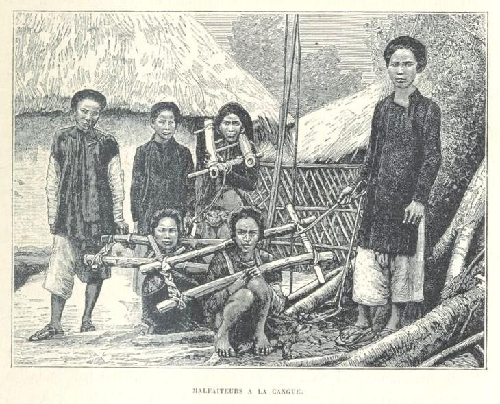 Các phạm nhân đeo gông, được áp giải đến nơi xét xử.