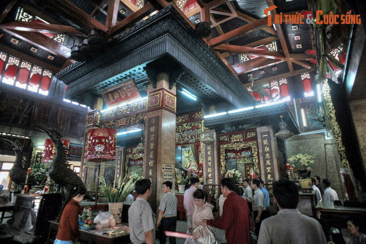 Khi đó mọi người đã hiểu rằng, Bà đã chọn nơi đây để an vị nên đã không cố gắng di chuyển đi nữa mà lập miếu thờ cúng chỗ đó. Ngôi miếu mau chóng được dân tứ xứ biết đến vì sự linh ứng, ngày càng trở nên bề thế theo thời gian.