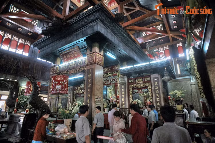 Khi đó mọi người đã hiểu rằng, Bà đã chọn nơi đây để an vị nên đã không cố gắng di chuyển đi nữa mà lập miếu thờ cúng chỗ đó. Ngôi miếu mau chóng được dân tứ xứ biết đến vì sự linh ứng, ngày càng trở nên bề thế theo thời gian.