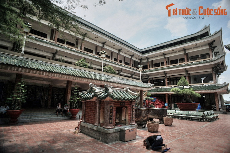 Dân làng bàn nhau lên núi khiêng tượng về thờ cúng. Tuy nhiên, mấy chục thanh niên trai tráng vẫn không lay chuyển nổi tượng Bà. Trong lúc mọi người có ý định bỏ dở thì một cô thôn nữ bỗng dưng lên đồng và mách bảo: Bà chỉ cần 9 cô gái đồng trinh lên khiêng.